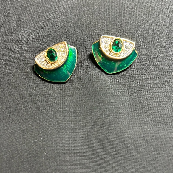 VTG Beautiful Gold Tone Metal and Green Iridescent clip on earrings. Unbranded - Picture 2 of 6